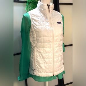 Patagonia white lightweight puff vest with pockets. S